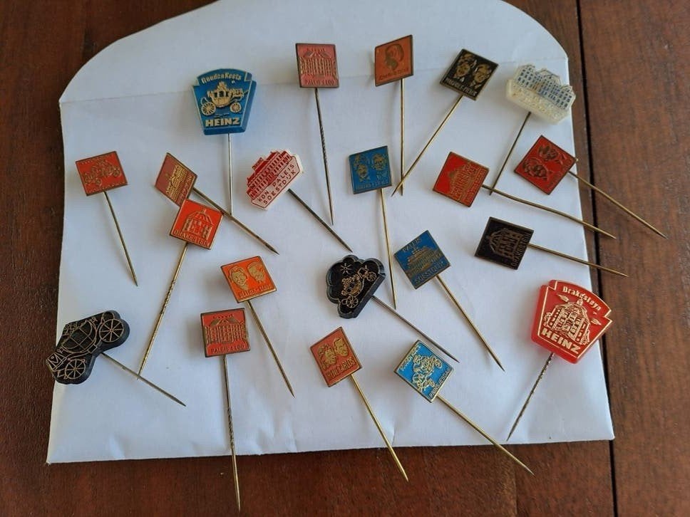 Verzameling van 21 Vintage Speldjes/Pins - Koninklijk Huis, Verzamelen, Koninklijk Huis en Royalty, Ophalen of Verzenden, Gebruikt