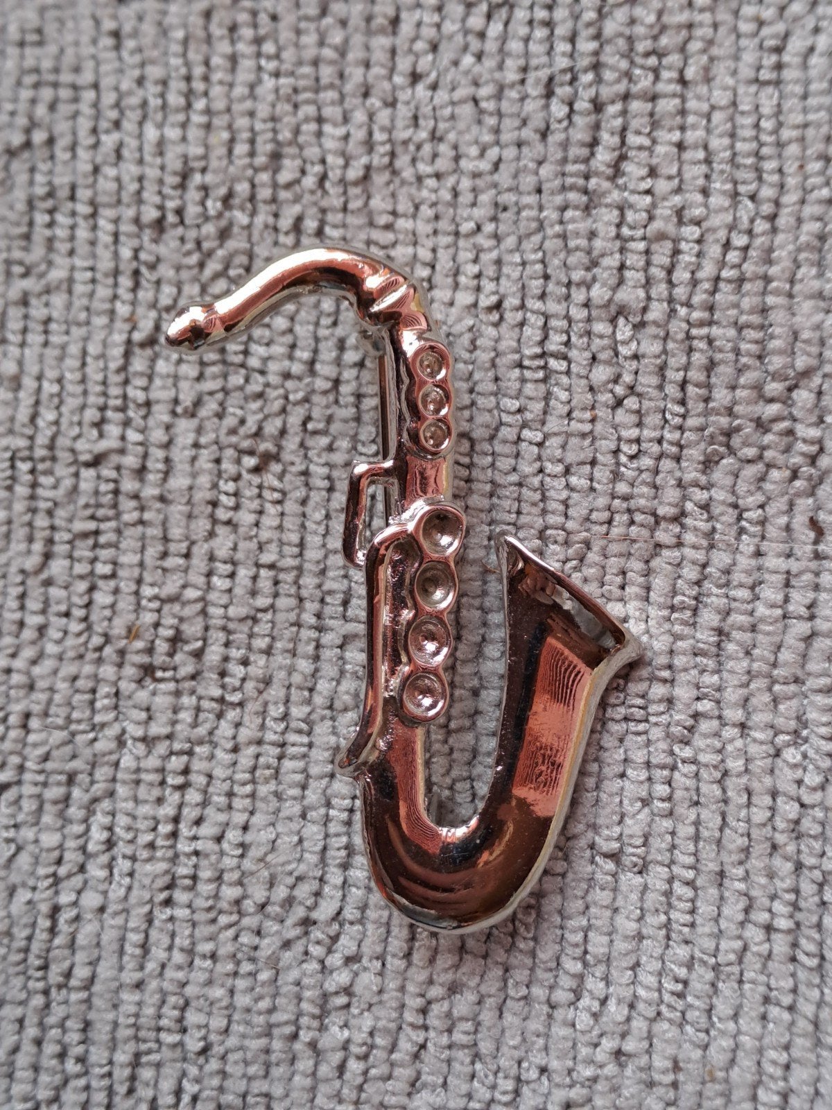 Saxofoon Broche Zilverkleurig Muziekinstrument Speld, Overige materialen, 4 tot 7 cm, Ophalen of Verzenden, Zo goed als nieuw