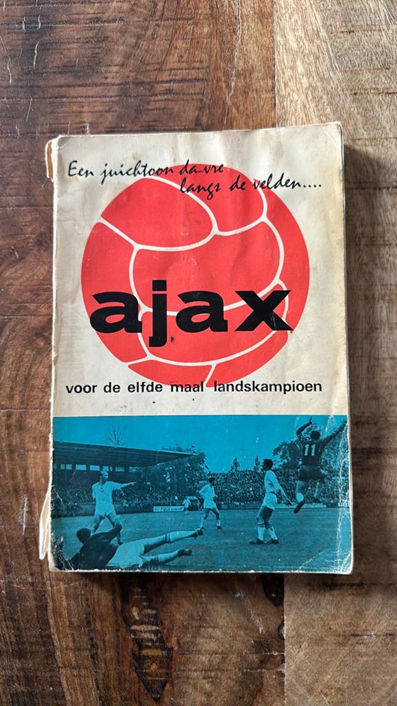 Ajax boek: 'Een juichtoon daalt langs de velden', Ophalen of Verzenden, Gelezen, Balsport