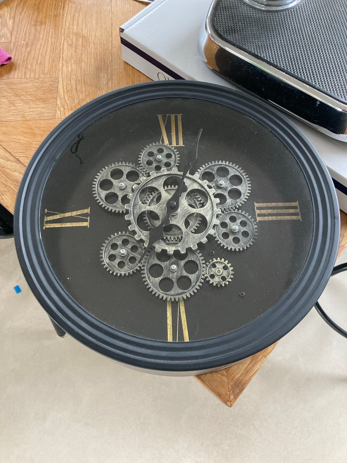 Zwarte design klok op batterijen met zichtbaar uurwerk, Ophalen, Analoog, Werkt op batterijen, Wandklok