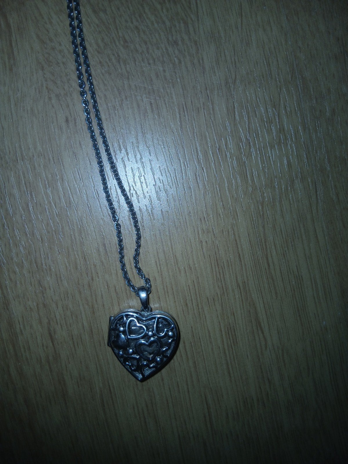 Zilverkleurig medaillon met ketting - Hartvormig, Gebruikt, Ophalen of Verzenden, Zilver, Overige materialen
