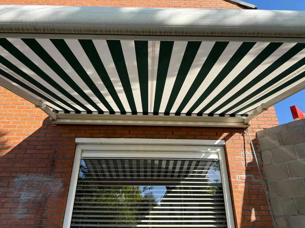 Zonnescherm - Groen/Wit gestreept, Ophalen, Gebruikt, 150 tot 300 cm, 250 cm tot 450 cm