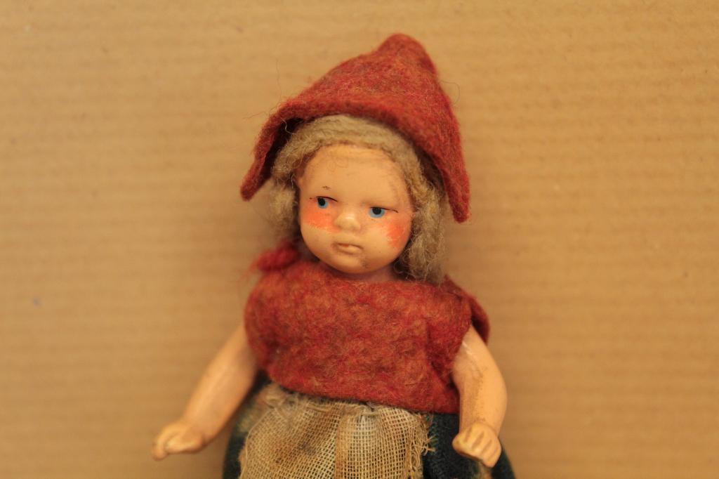 Lief antiek roodkapje poppenhuispopje, Ophalen of Verzenden