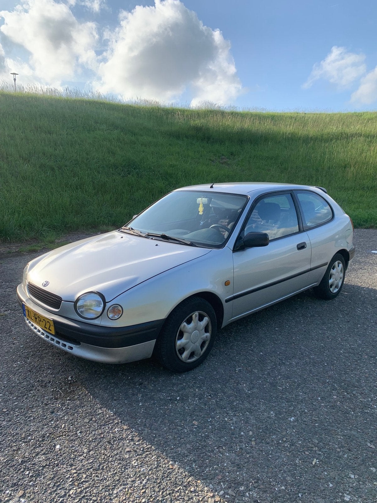 Toyota Corolla 1.6 HB Linea Terra 1998 Grijs Nieuwe APK, 450 kg, 4 cilinders, Corolla, Origineel Nederlands