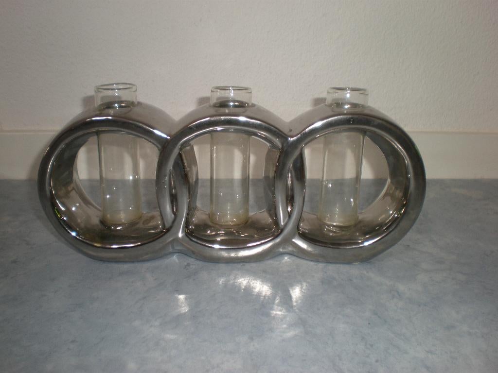 3 vaasjes aan elkaar zilver kleurig lengte 28 cm hoogte 14, Ophalen of Verzenden, Overige kleuren, Aardewerk of Porselein, Minder dan 50 cm