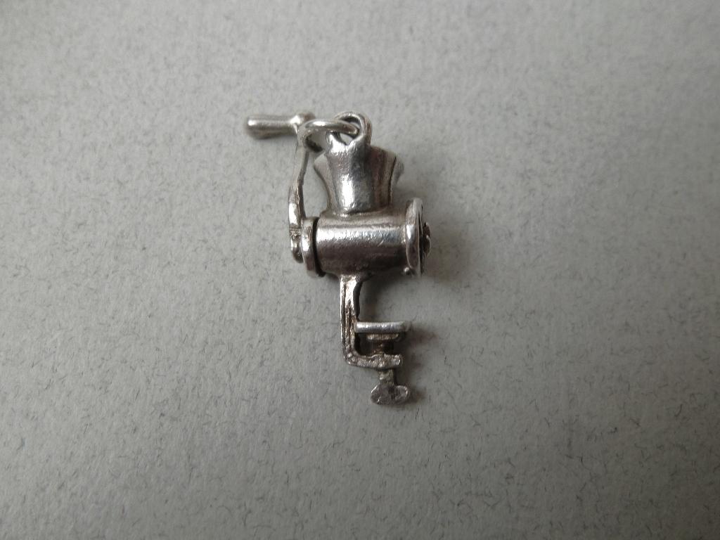Oude bedel zilver Gehaktmolen Kaas molen Kitchenalia, Verzenden, Zilver, Hanger