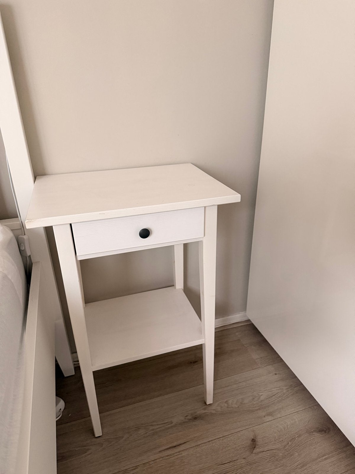 2x Hemnes nachtkastjes - Wit, gebruikt, Ophalen, Gebruikt, 55 tot 70 cm, 45 tot 65 cm