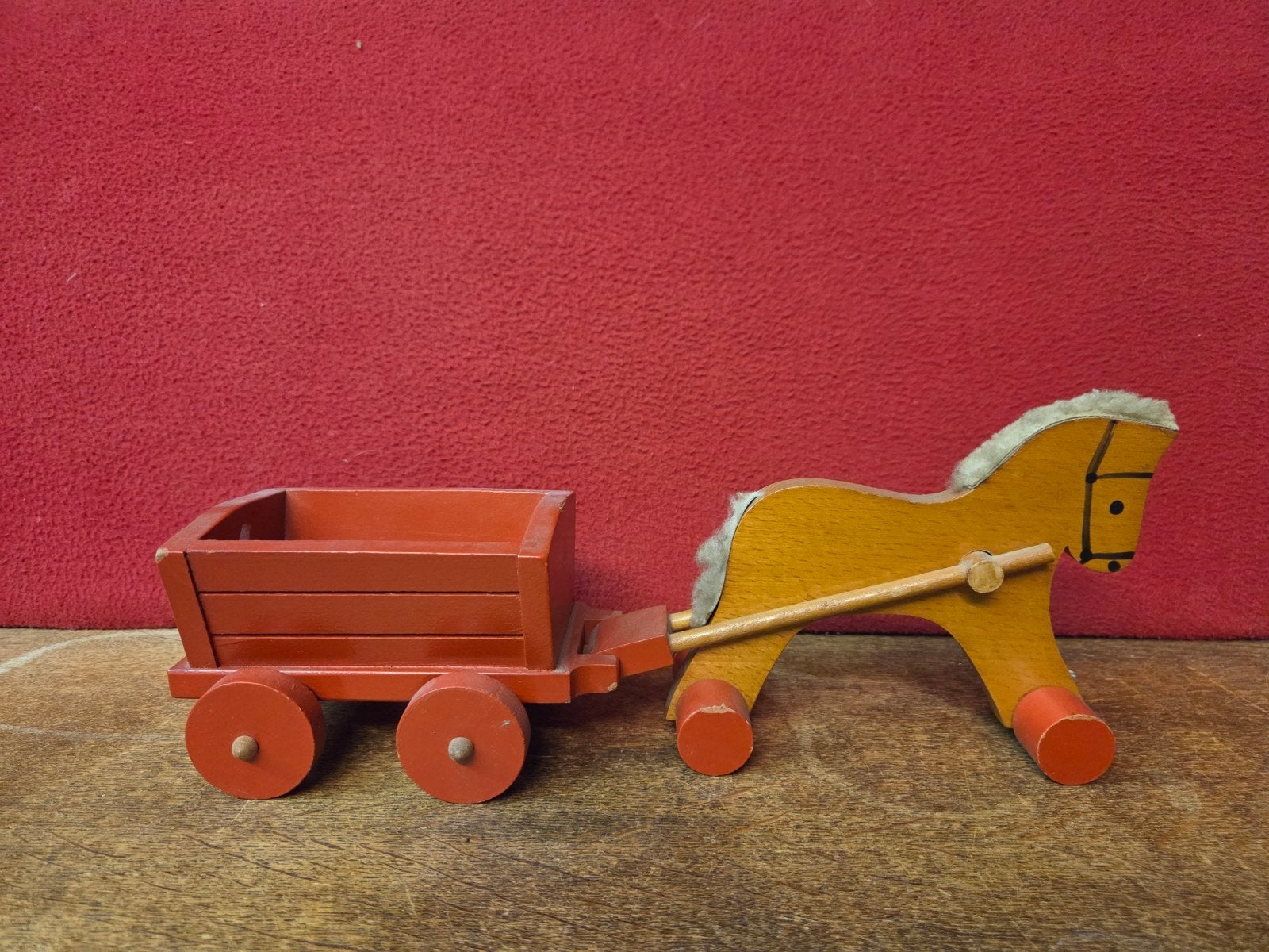 vintage houten trekspeelgoed paard met een rode kar (wagen), Verzenden