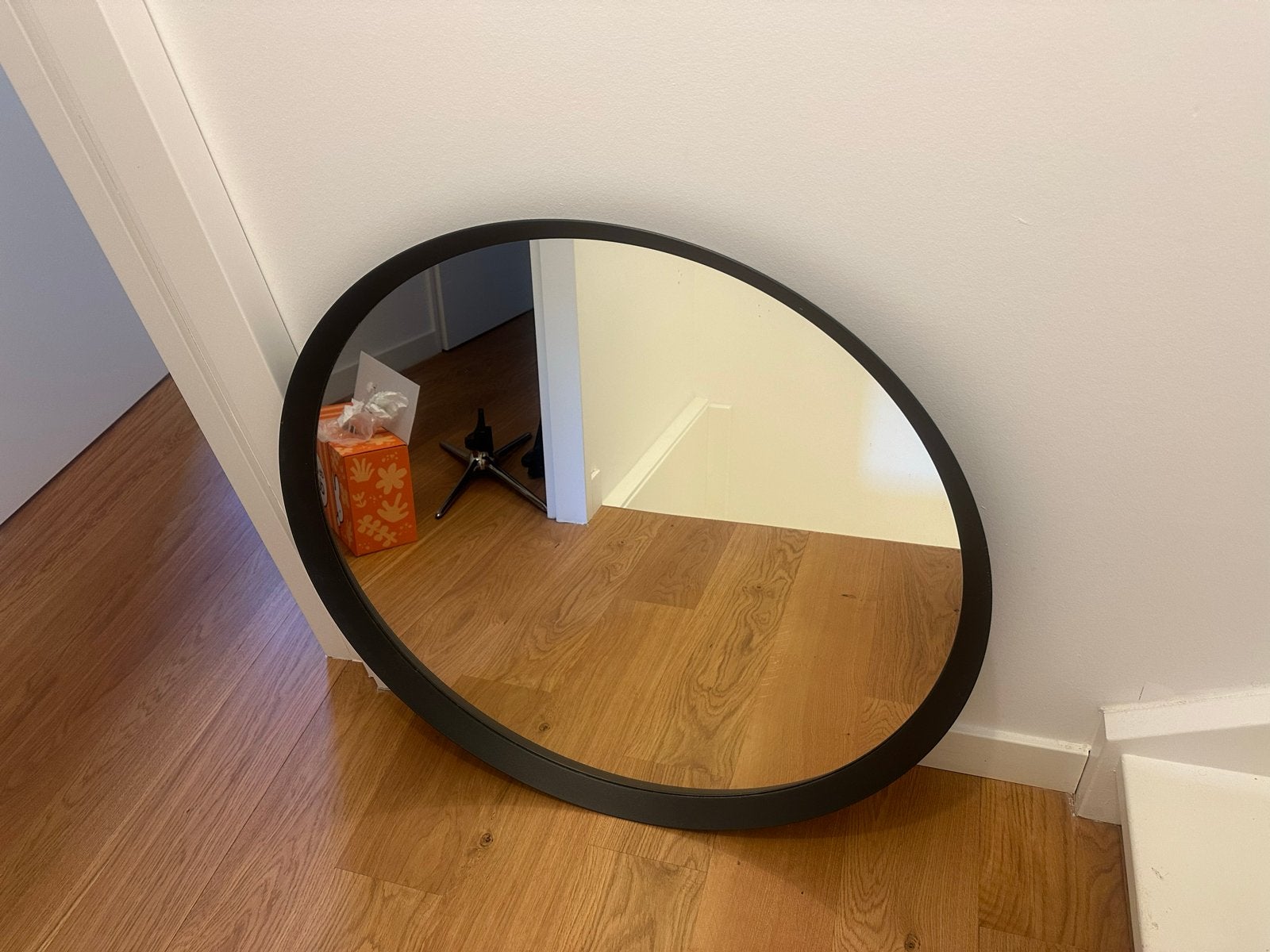 Grote IKEA ronde wandspiegel met zwarte rand - 80cm diameter, Ophalen, Gebruikt, Rond, 75 tot 100 cm