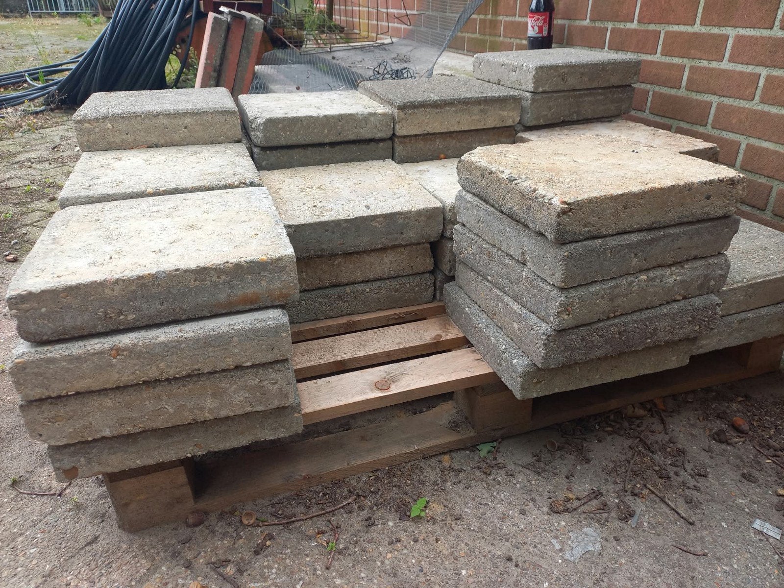 gratis 44 stuks stoeptegels-oprittegels, Ophalen, Gebruikt, Beton, Overige typen