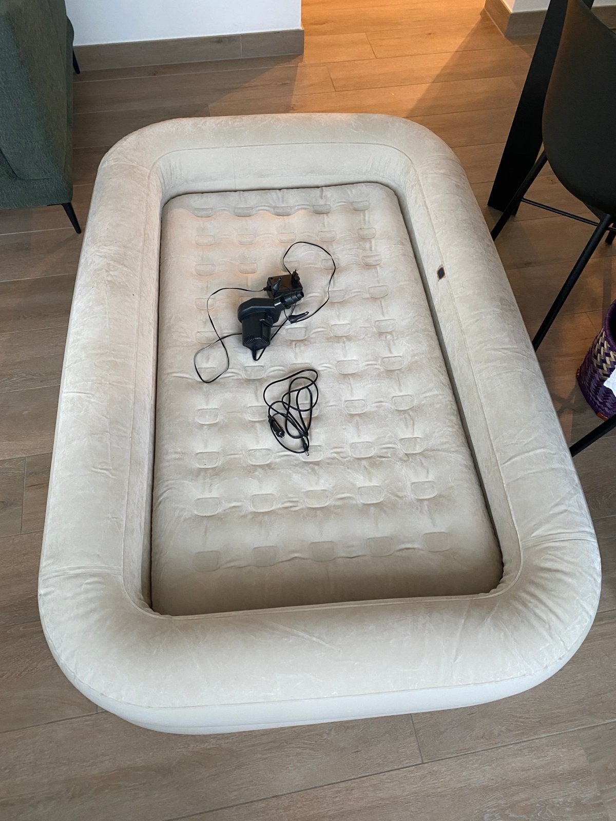 Intex opblaasbaar kinderbed met pomp, Caravans en Kamperen, Luchtbedden, Ophalen, Ingebouwde pomp, Gebruikt, 1-persoons