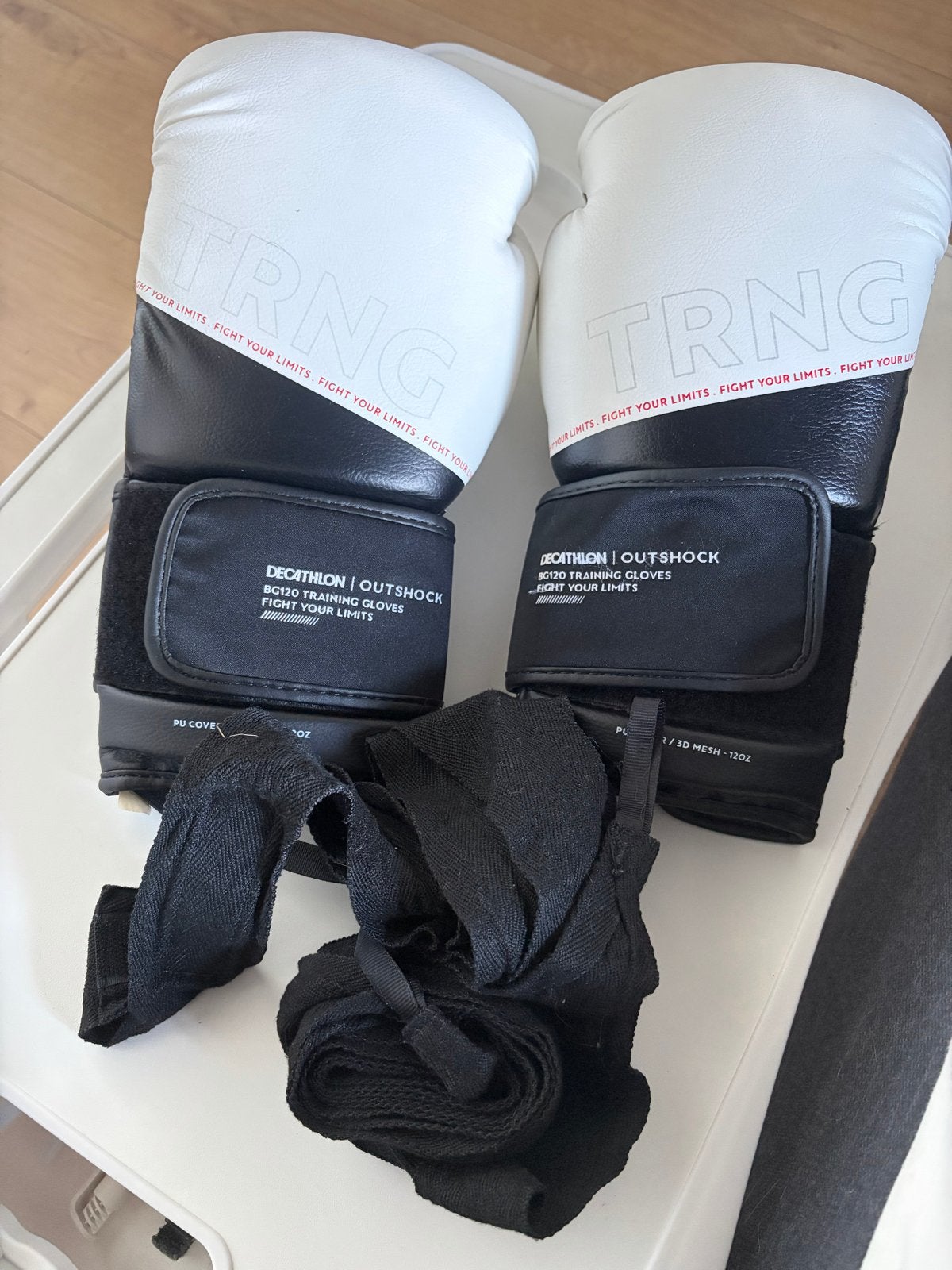 Decathlon Outshock Bokshandschoenen 12oz met bandages, Ophalen, Zo goed als nieuw, Bokshandschoenen