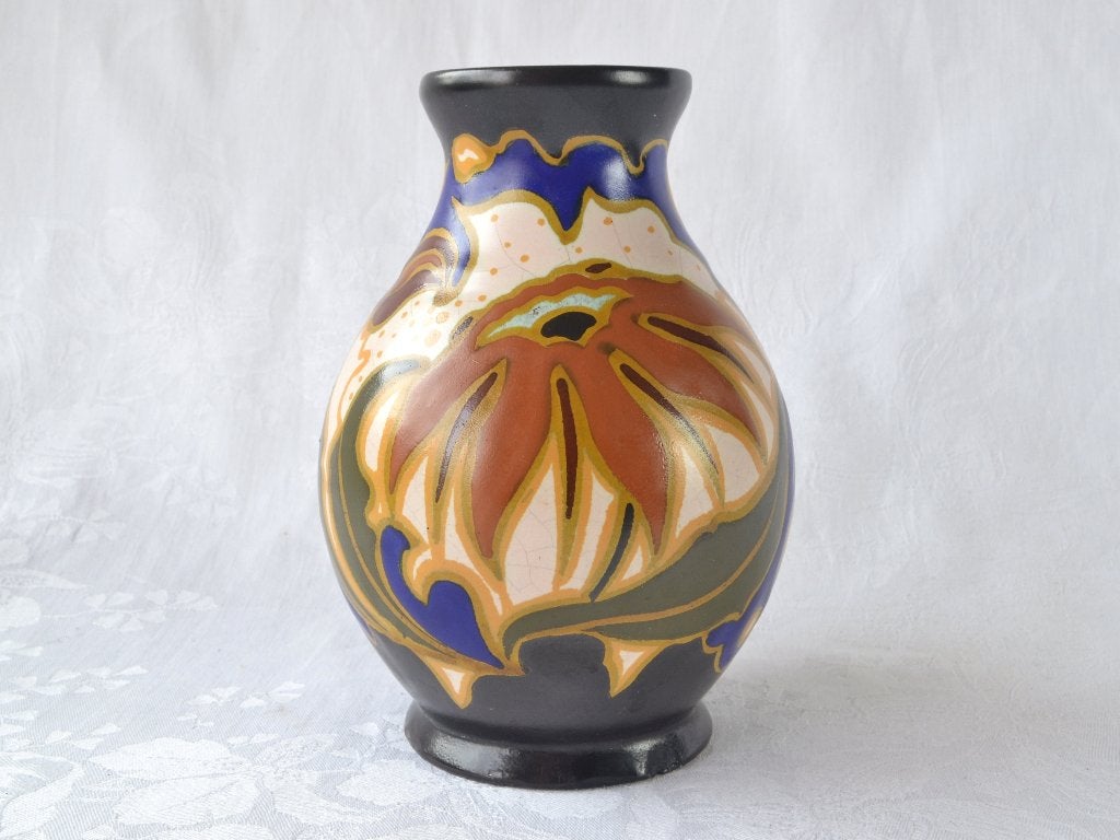 Platelen Vaasje met decor Dila – Arnhemse Fayence, ca 1927, Antiek en Kunst, Antiek | Keramiek en Aardewerk, Ophalen of Verzenden