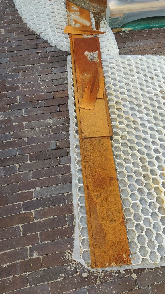 Foto 2 van twee cortenstalen kantopsluitingsbanden