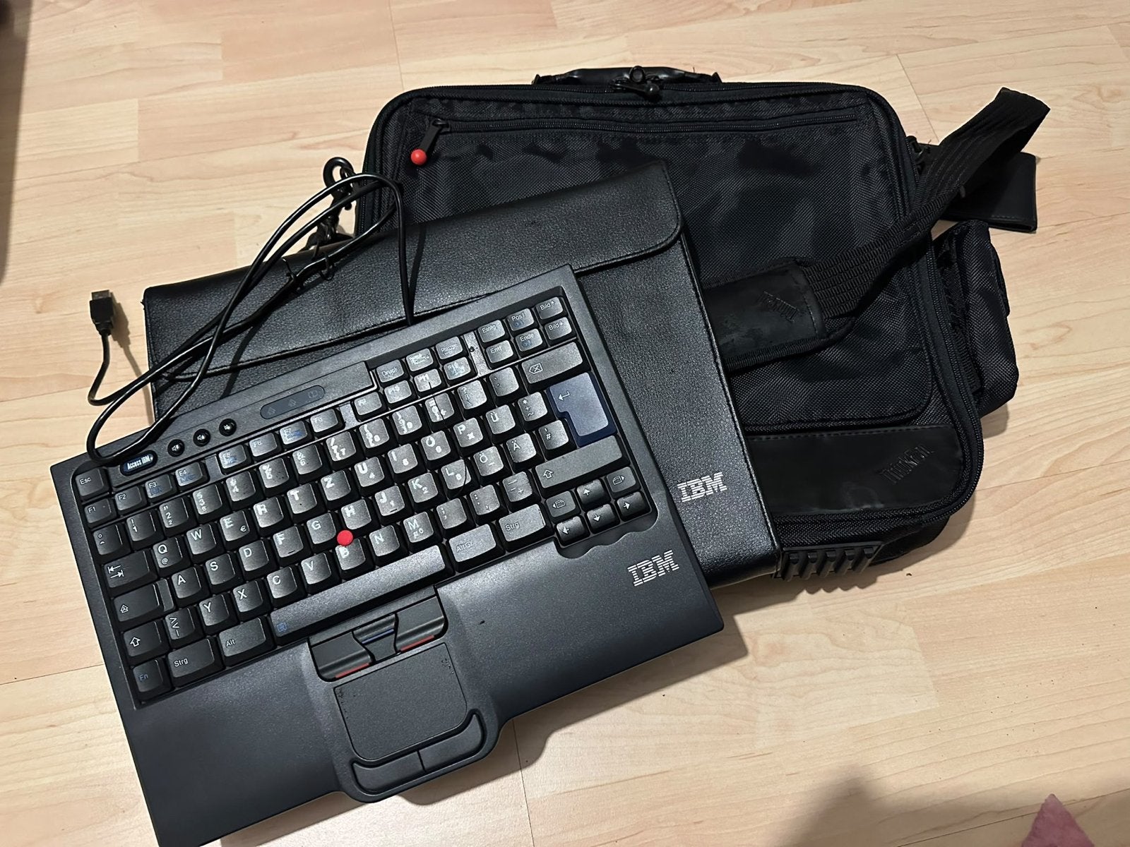 IBM Thinkpad USB QWERTZ Toetsenbord met Tas, Computers en Software, Gebruikt, Plug-and-play, Ophalen of Verzenden, Qwertz