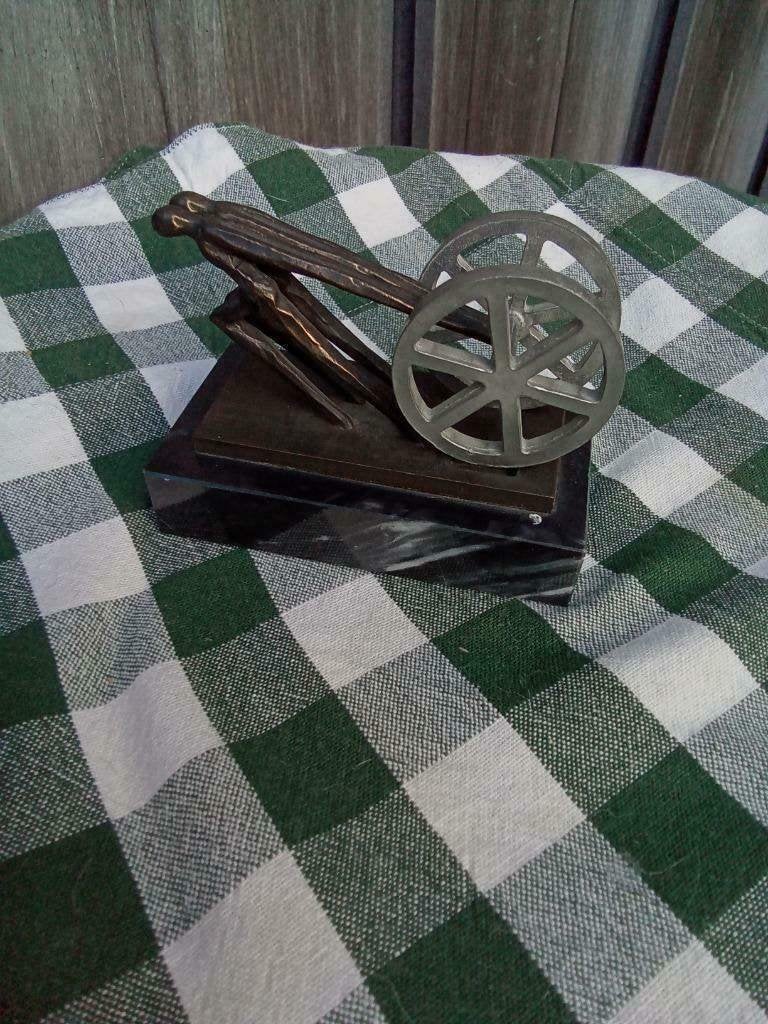 corry ammerlaan beeld samen de kar trekken 10 / 5,5 / 8 cm, Antiek en Kunst, Ophalen