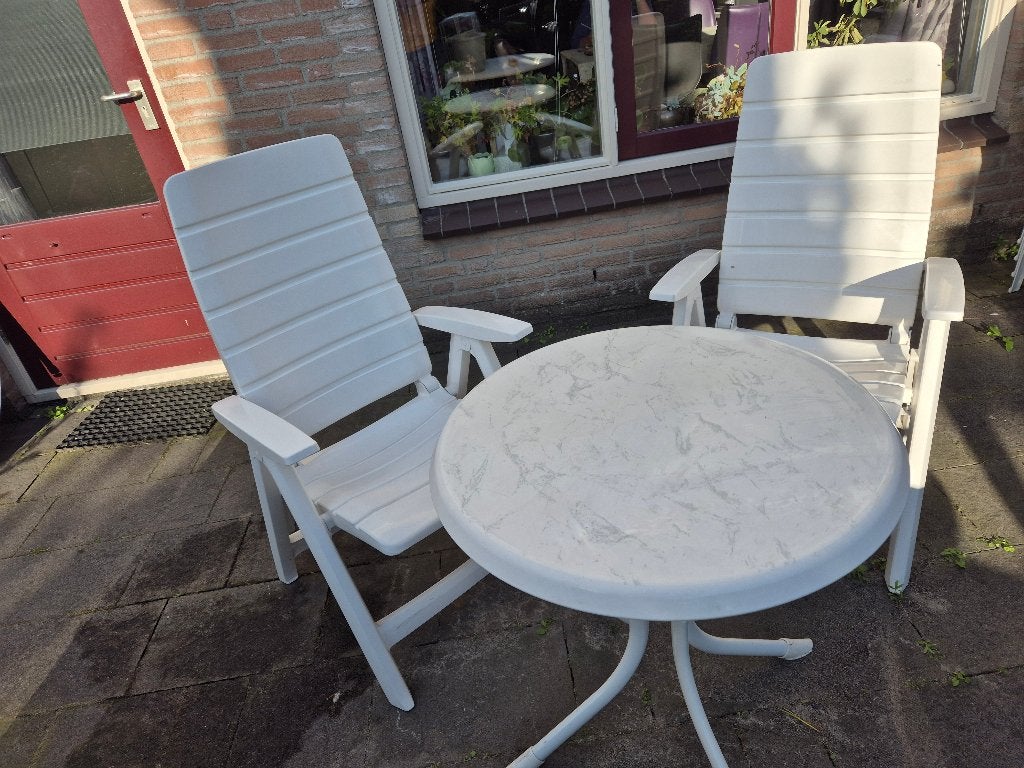 Twee witte Hartmann tuinstoelen en kleine witte tuintafel, Tuin en Terras, Tuinsets en Loungesets, Kunststof, Gebruikt, Tuinset