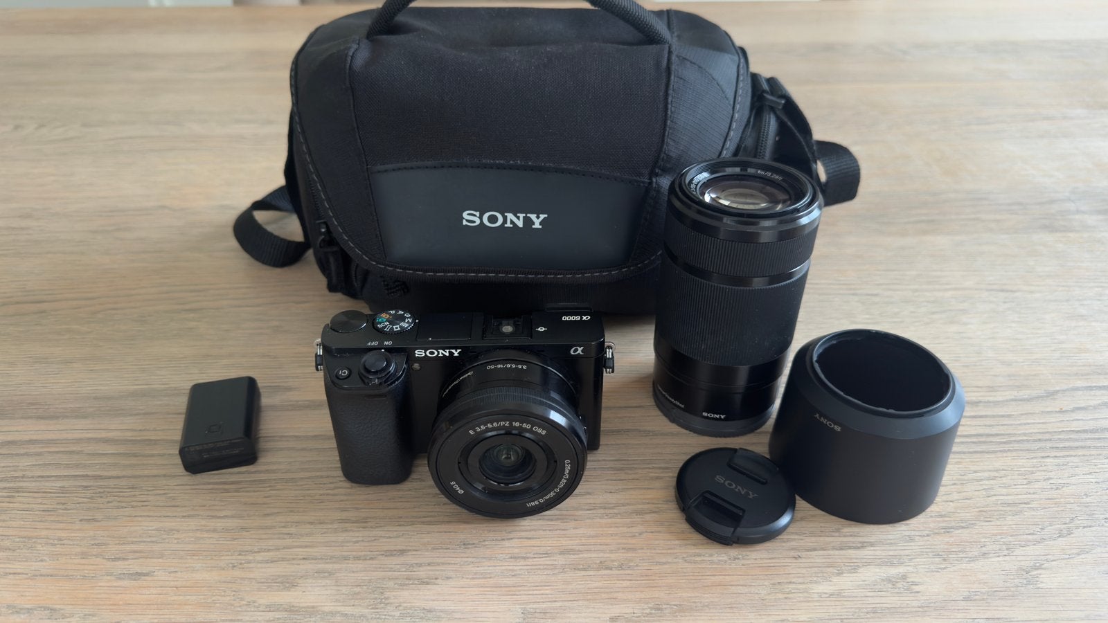 Sony Alpha A6000 Systeemcamera met 2 lenzen en tas, Ophalen, Beeldstabilisatie, Zo goed als nieuw, Accu