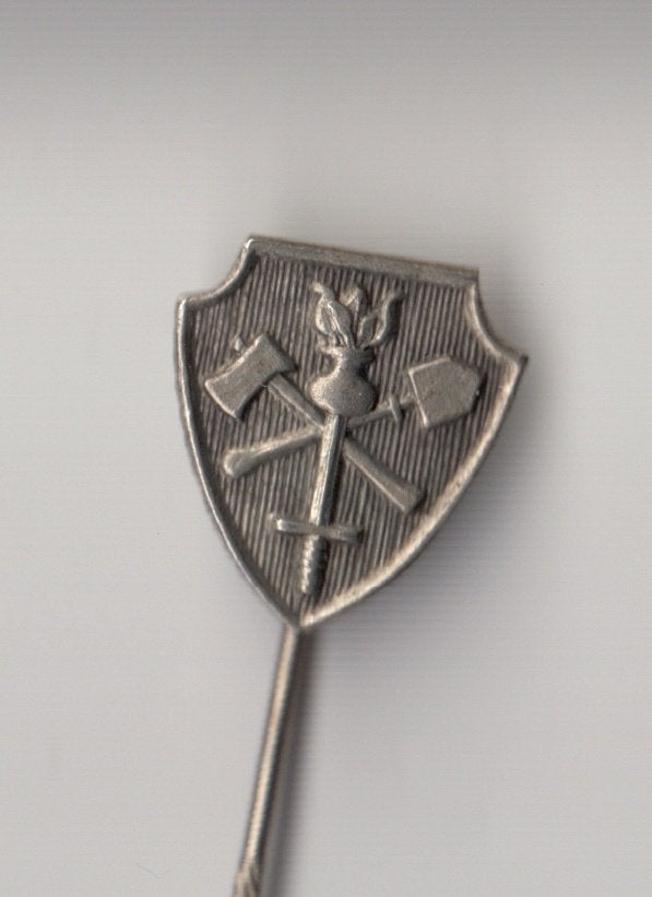 Bijl Zwaard Schep embleem speldje, Niet vindbaar, Niet vindbaar, Nederland, Embleem of Badge