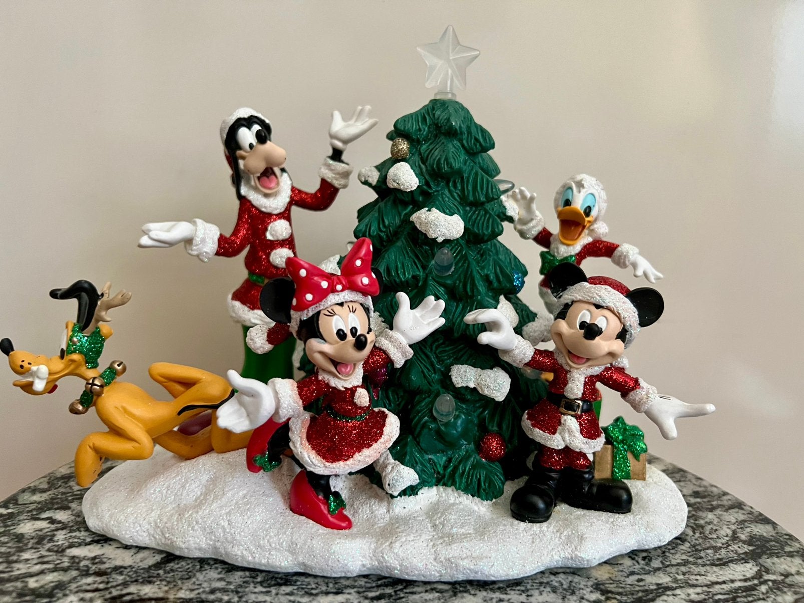 Disney Parks Santa Mickey Car Kerst Beeldje, Ophalen, Zo goed als nieuw