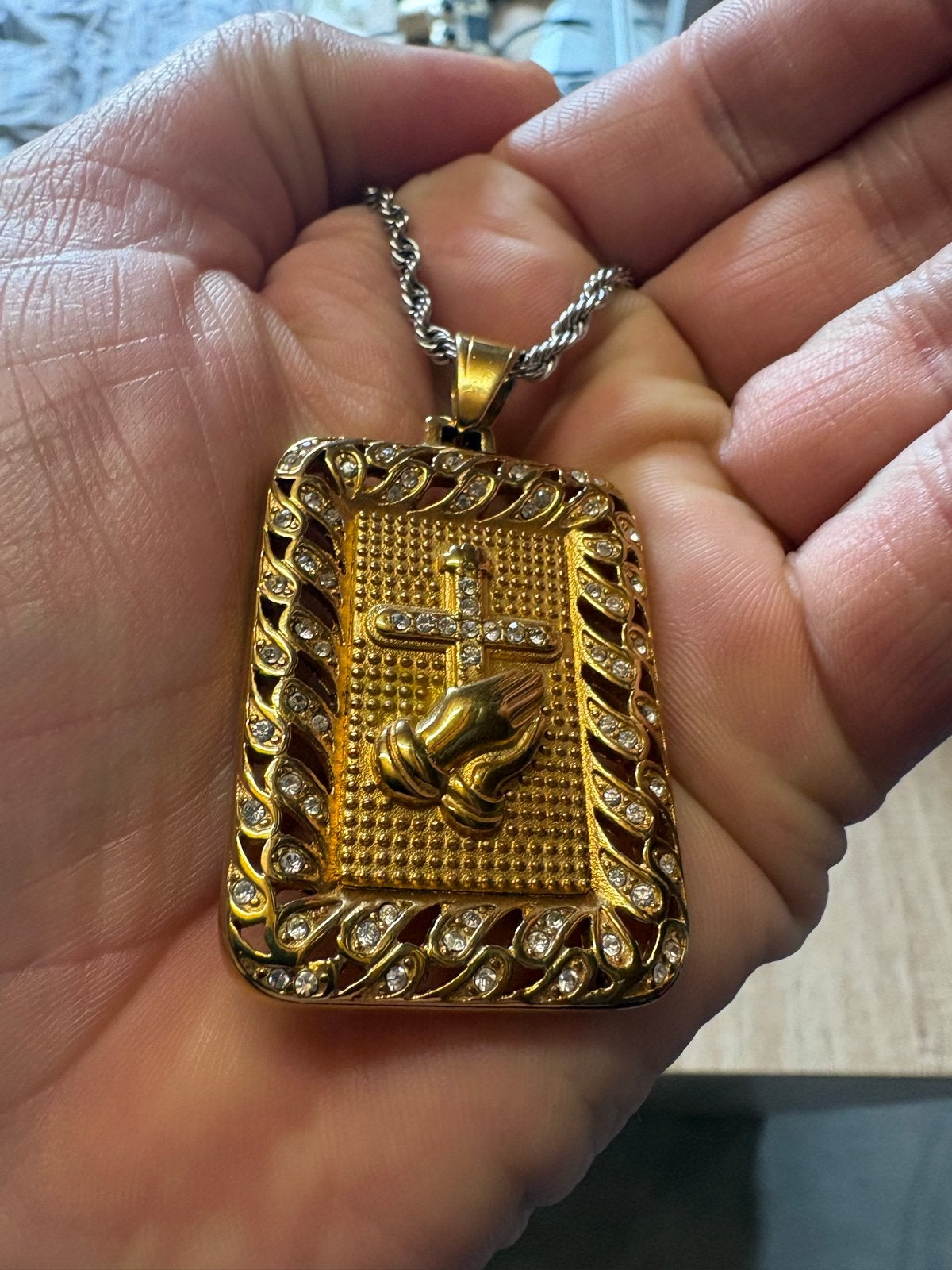 Gouden Hanger met Kruis en Biddende Handen, Met kristal, Overige materialen, Ophalen of Verzenden, Zo goed als nieuw