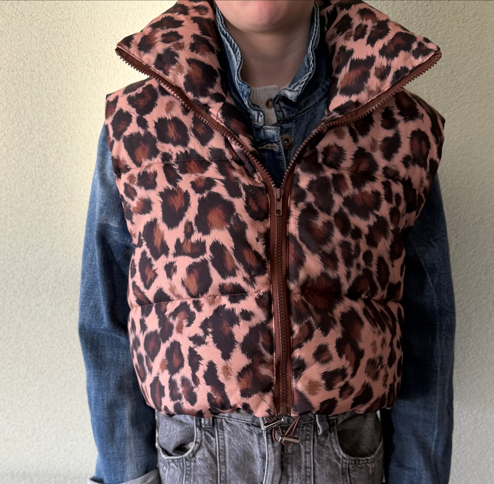 Gloednieuwe bodywarmer met panterprint - Meisjes maat 100, Ophalen of Verzenden, Nieuw, Meisje