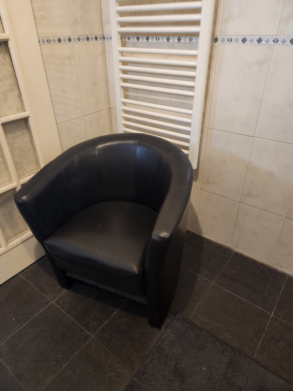 Zwarte leren fauteuil - Comfortabele kuipstoel, Ophalen, Modern, Comfortabel, Gebruikt, Zwart