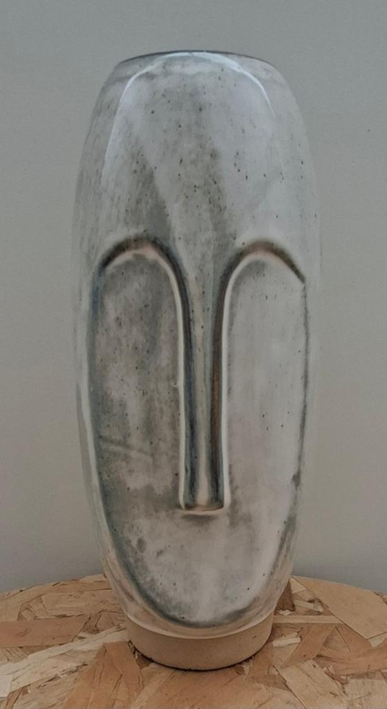 Lichtgrijze vaas met gezicht, 20 cm hoog, Ophalen of Verzenden, Overige kleuren, Aardewerk of Porselein, Minder dan 50 cm