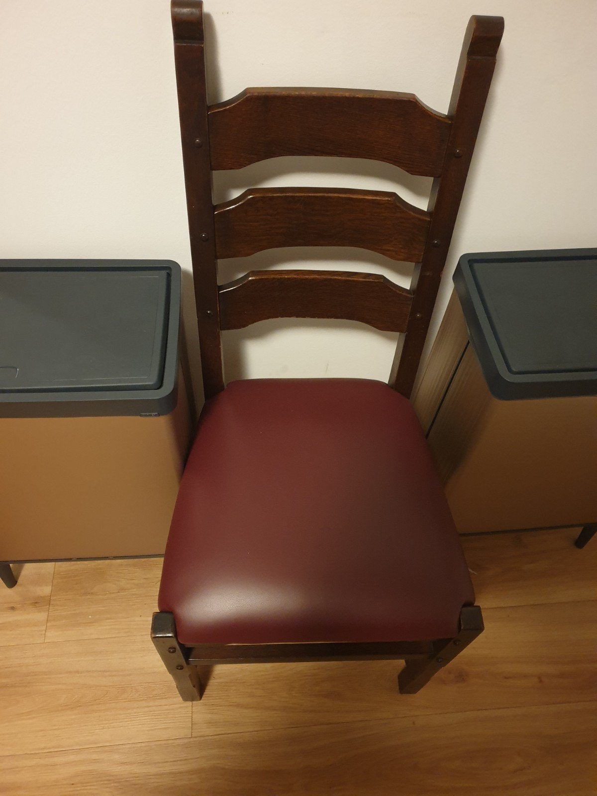 Houten stoel met rood leren zitting, Huis en Inrichting, Stoelen, Ophalen, Gebruikt, Klassiek, Eén