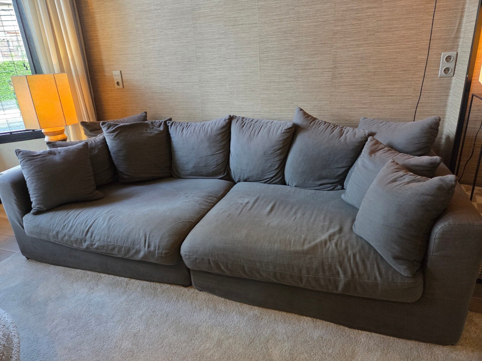Grote grijze stoffen plofbank met kussens, Ophalen, Modern, Comfortabel, 250 tot 300 cm, Gebruikt