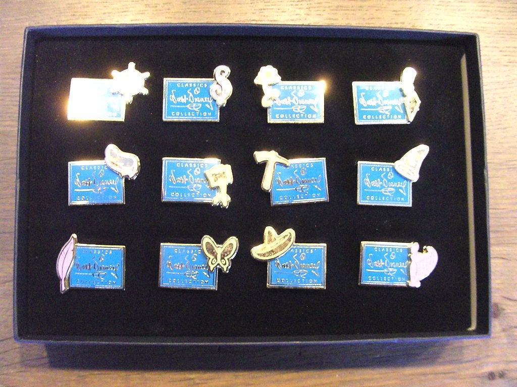 Collectie van 12 WDCC pins met jaartekens, Ophalen of Verzenden, Overige figuren, Nieuw, Overige typen