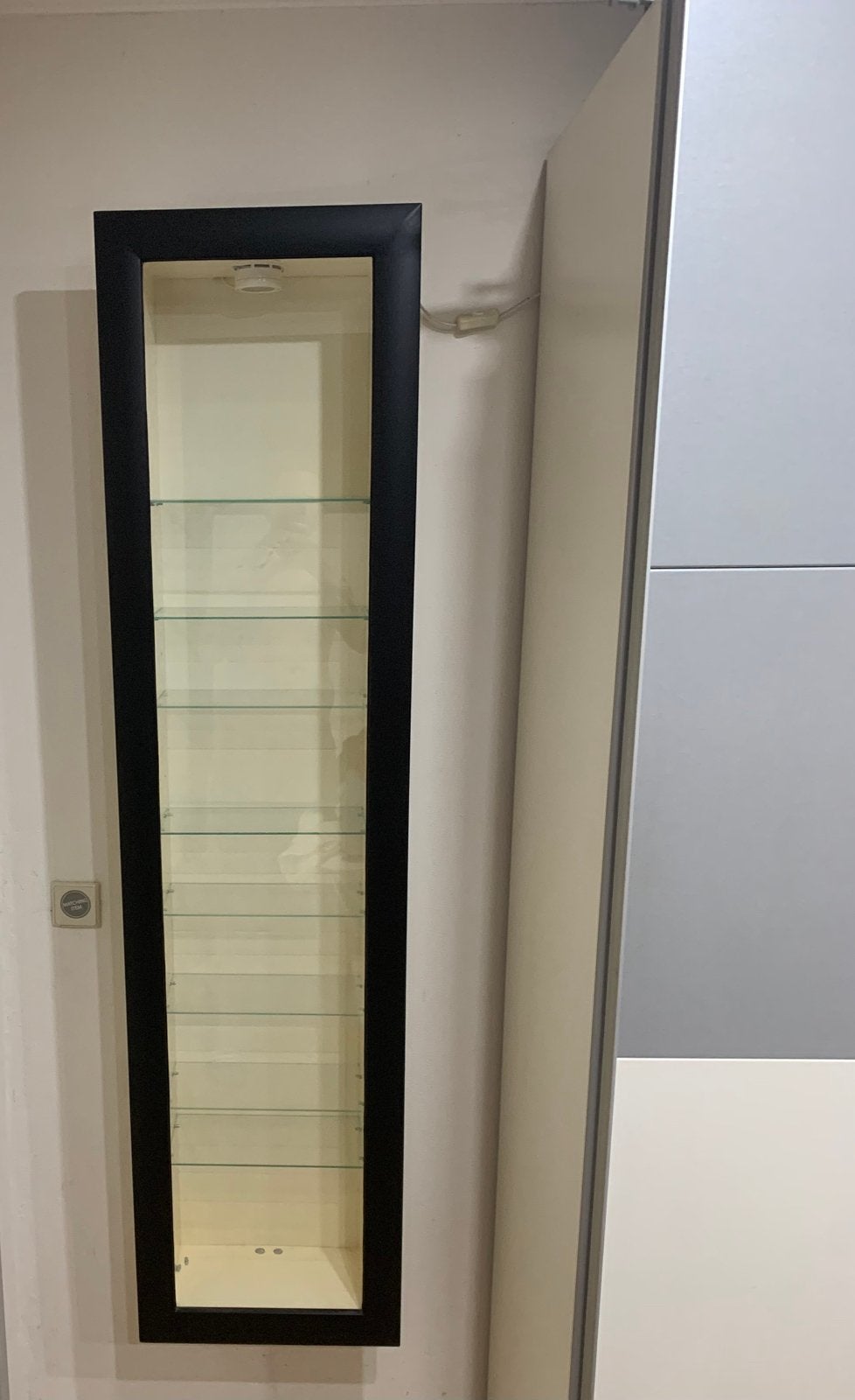 Ikea Bertby Vitrinekast, Huis en Inrichting, Kasten | Vitrinekasten, Zo goed als nieuw, 150 tot 200 cm, Minder dan 50 cm, 25 tot 50 cm