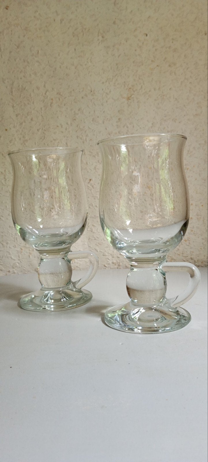 2 vintage wijnglazen met oor, Verzamelen, Glas en Borrelglaasjes, Ophalen of Verzenden, Zo goed als nieuw, Overige typen