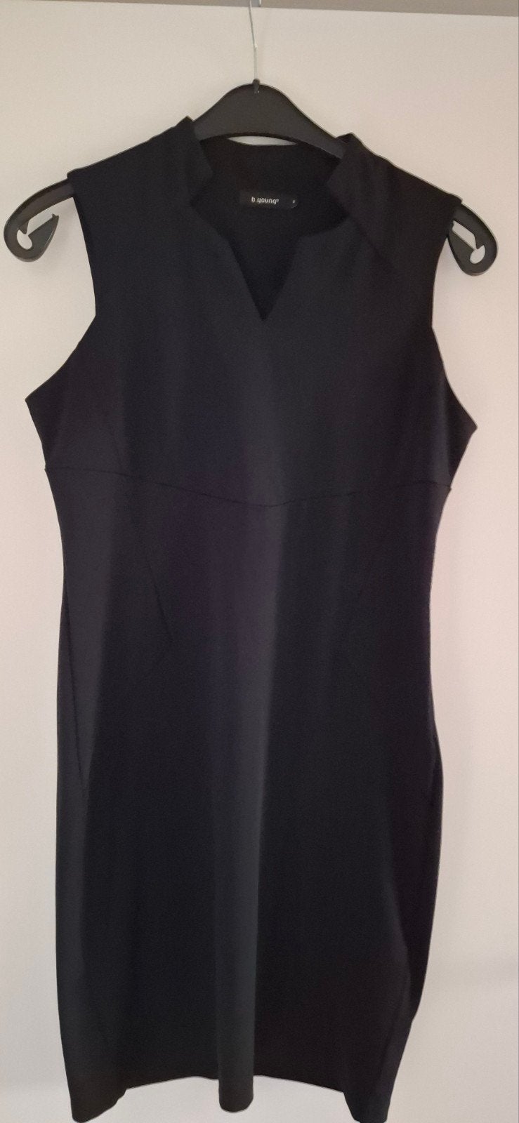 Stijlvolle Zwarte Jurk van b.young - Maat M, Kleding | Dames, Jurken, Zo goed als nieuw, Maat 38/40 (M), Zwart, Knielengte, Ophalen of Verzenden