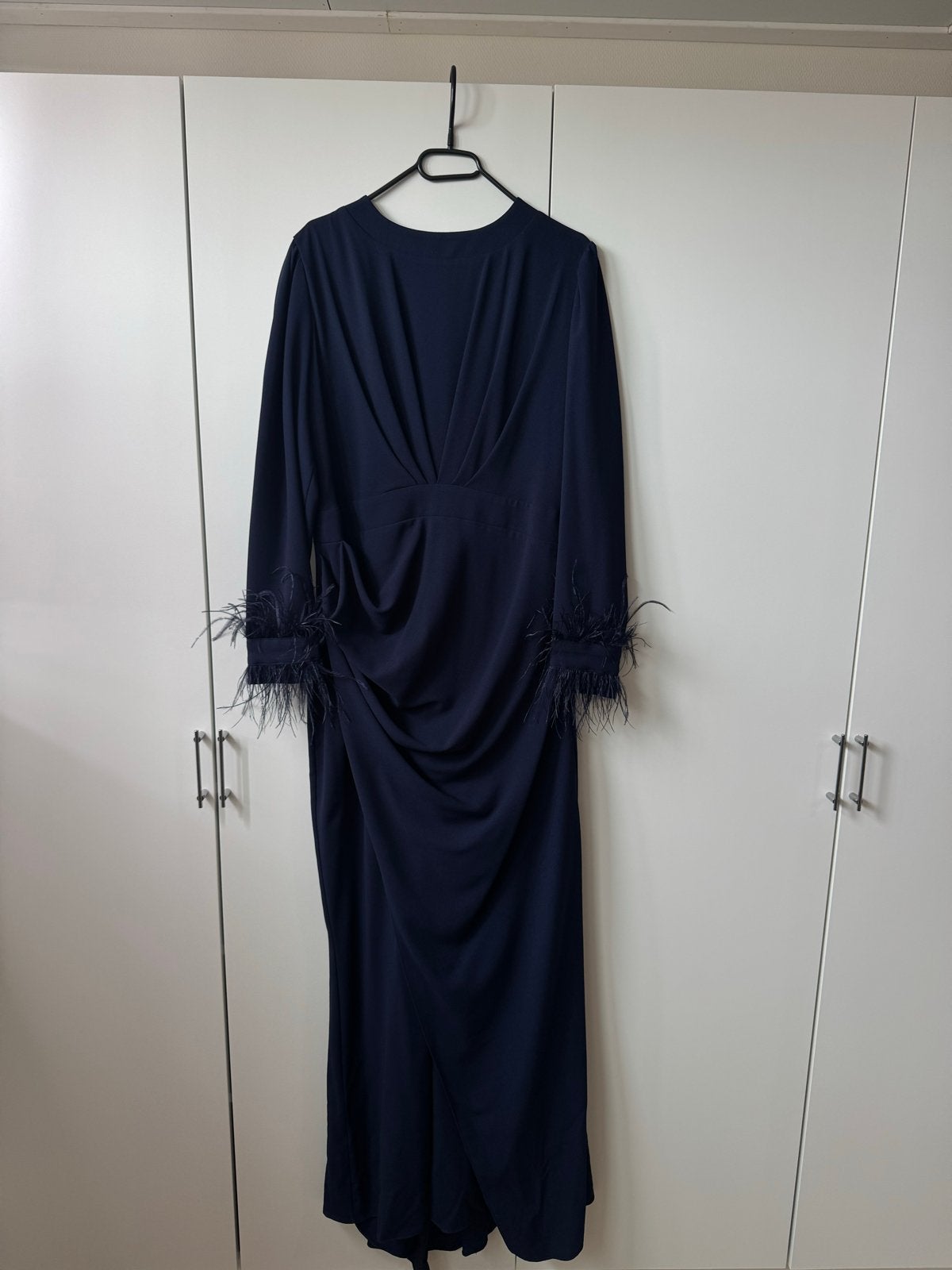 Donkerblauwe jurk met veren op de mouwen, Kleding | Dames, Jurken, Ophalen, Blauw, Maat 46/48 (XL) of groter, Zo goed als nieuw