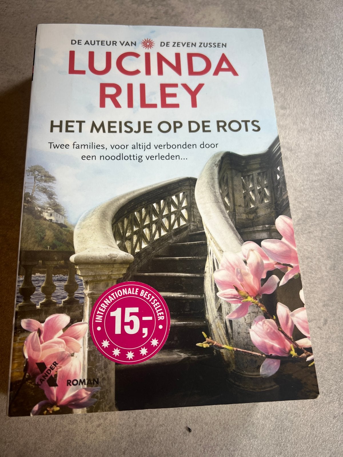 Lucinda Riley - Het Meisje op de Rots (Roman), Boeken, Ophalen of Verzenden, Gelezen, Nederland