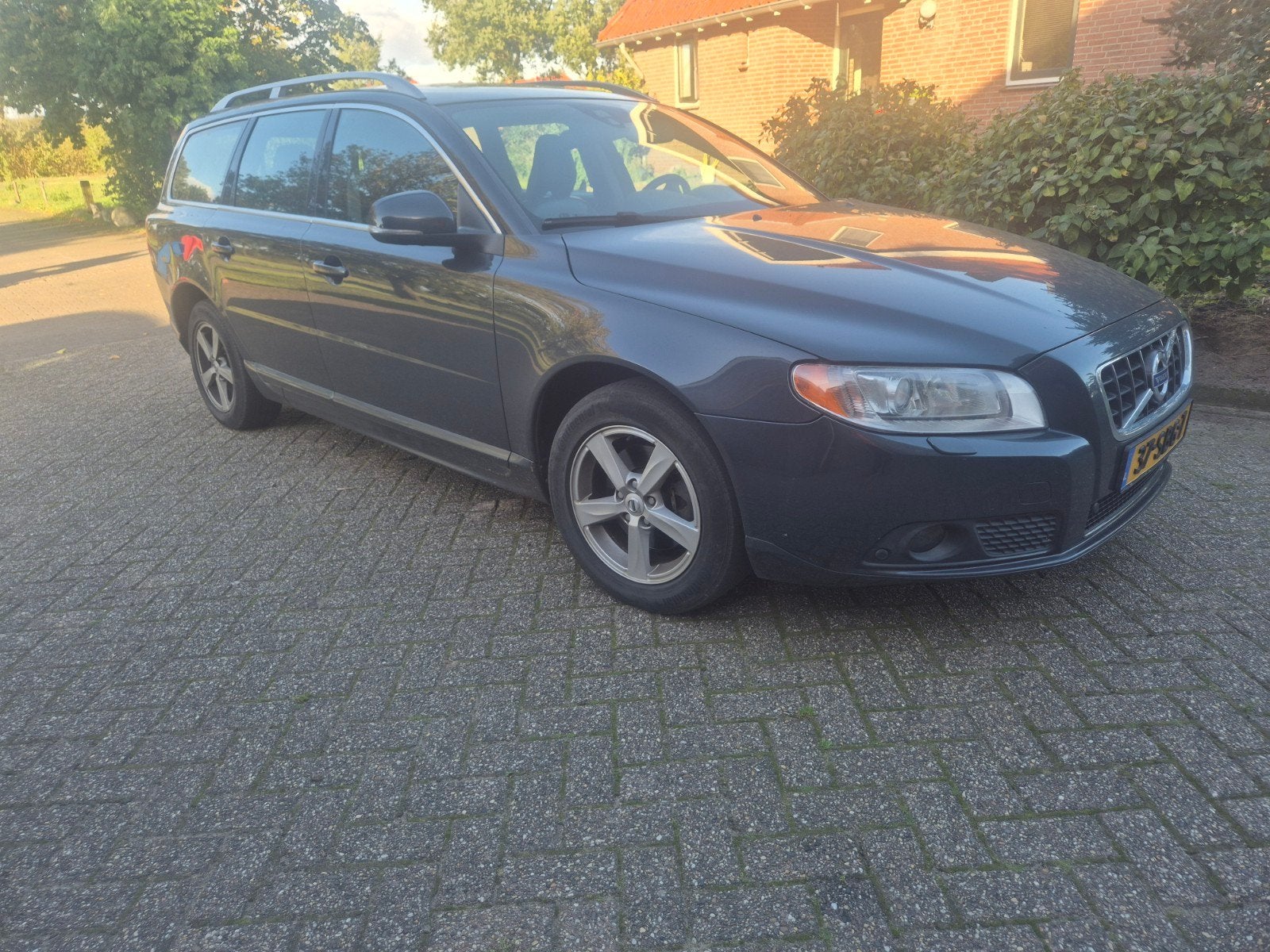 Volvo V70 T4 132KW 2011 Grijs, Voorwielaandrijving, 1596 cc, 15 km/l, Zwart