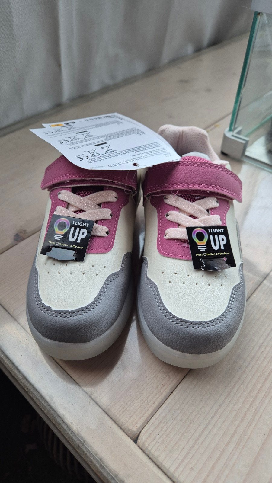Nieuwe led sneakers maat 30. Lampjes gaan aan bij lopen., Meisje, Schoenen, Nieuw, Ophalen of Verzenden