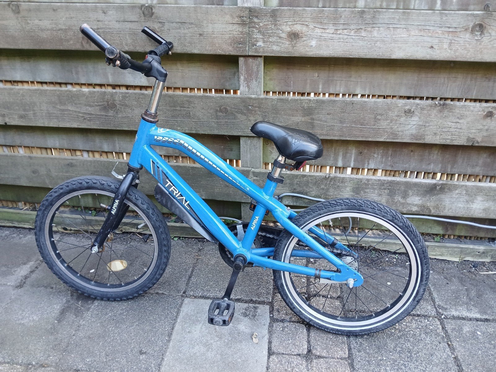 Blauwe TRIAL kinderfiets 18 inch - Zo goed als nieuw, Fietsen en Brommers, Ophalen, 16 tot 20 inch, Velgrem, Zo goed als nieuw