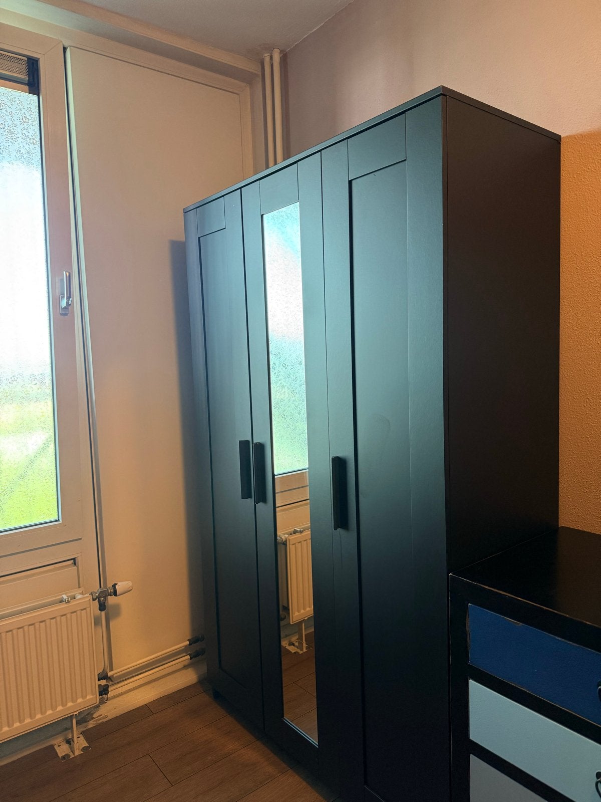 Kledingkast met spiegel en planken, Ophalen, 100 tot 150 cm, Zo goed als nieuw, 150 tot 200 cm