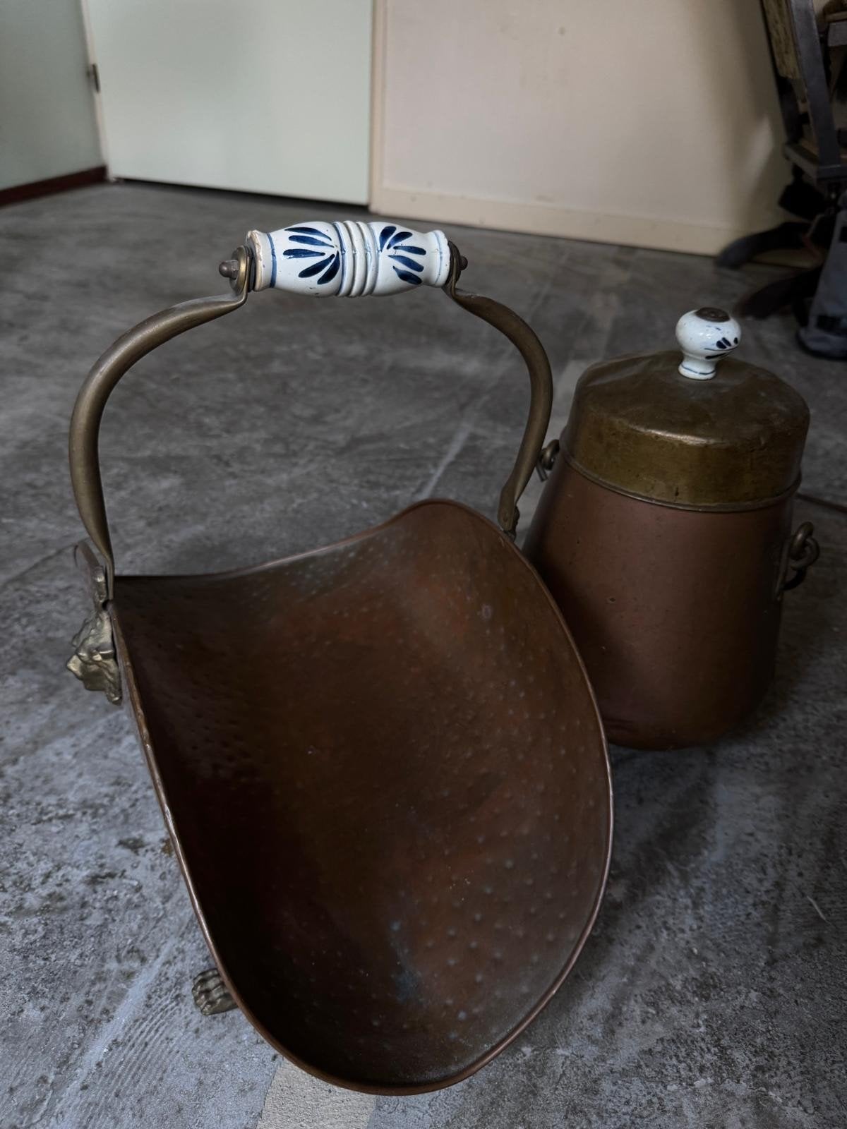 Antieke Koperen Kolenkit en Pot met Porseleinen Handvatten, Ophalen, Koper