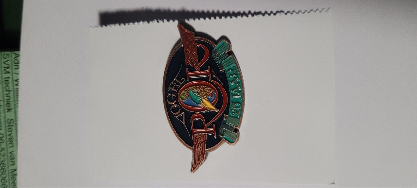 Efteling Vogel Rok 25 Jaar Pin, Verzamelen, Efteling, Ophalen of Verzenden, Zo goed als nieuw, Button of Speldje