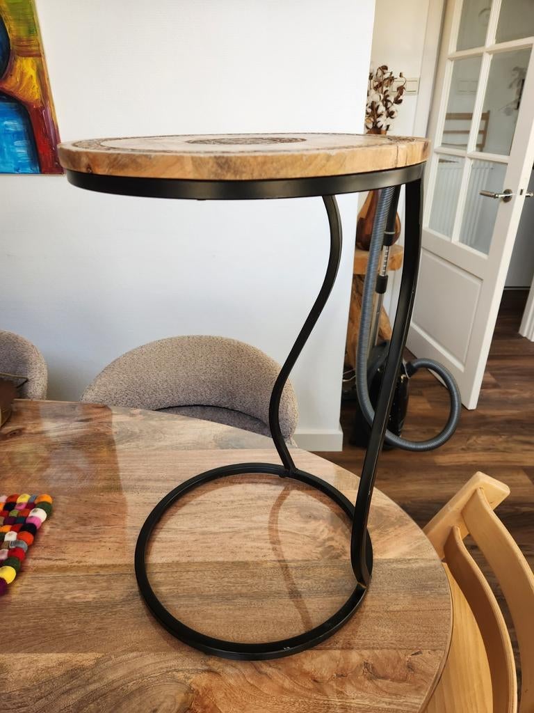 Unieke bijzettafel met houtsnijwerk en metalen onderstel, Huis en Inrichting, Tafels | Bijzettafels, Ophalen, Minder dan 55 cm