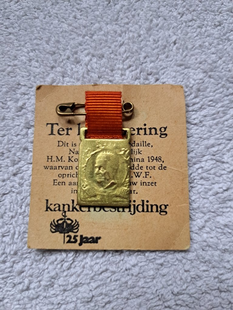 KWF Kankerbestrijding 25 jaar medaille Koningin Wilhelmina, Postzegels en Munten, Ophalen of Verzenden, Overige materialen, Nederland