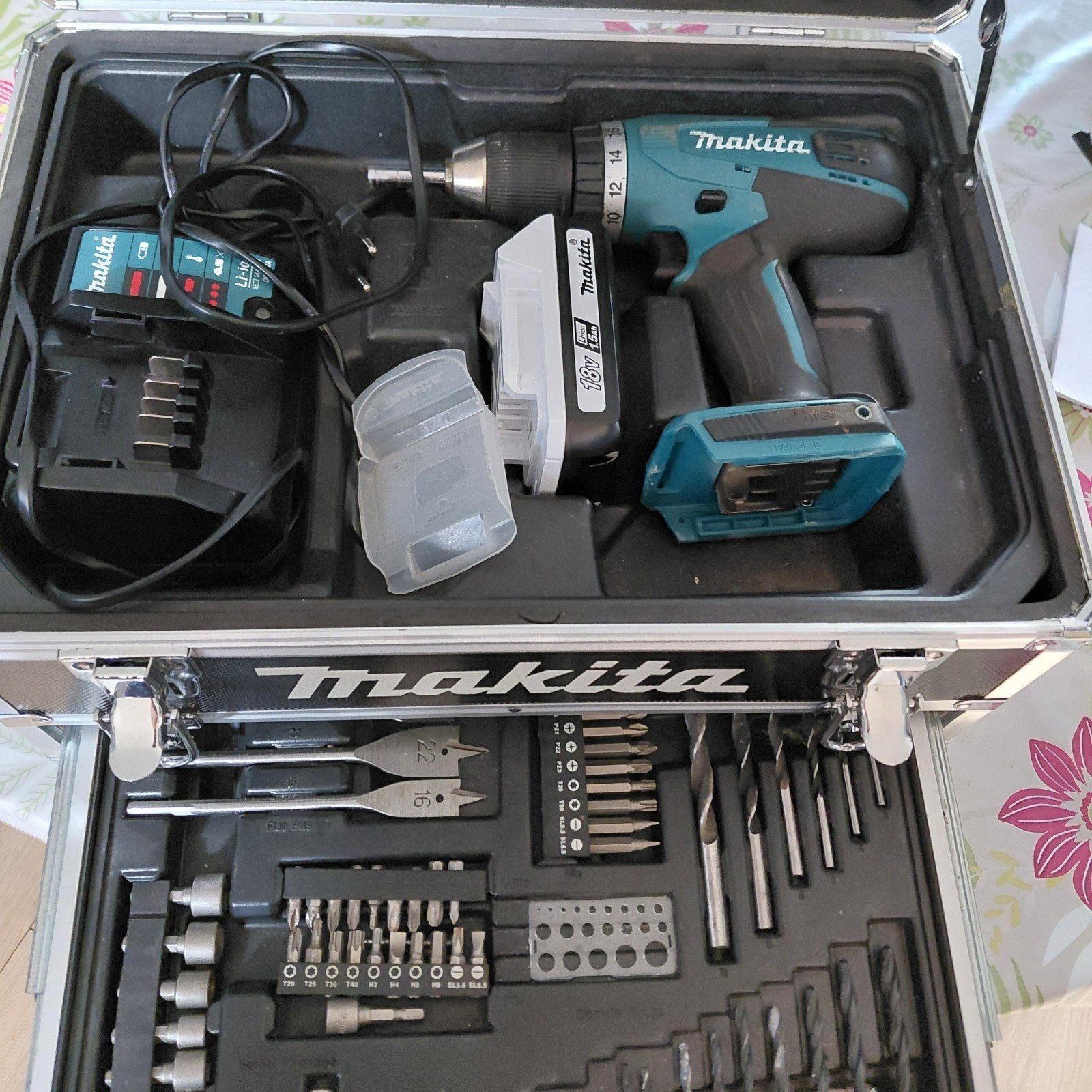 Makita Boor- en Schroefmachine met uitgebreide accessoireset, Ophalen, Variabele snelheid, Boor- en Schroefmachine, Gebruikt