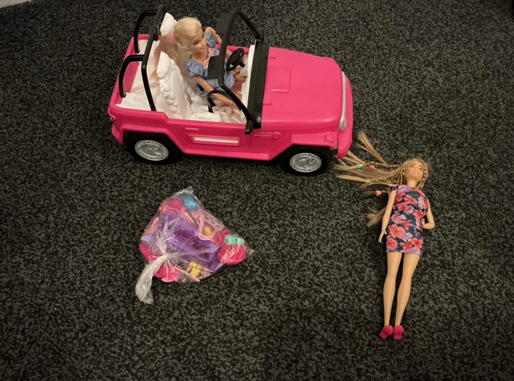 Barbie jeep met 2 poppen en speeltjes, Ophalen of Verzenden, Zo goed als nieuw, Barbie