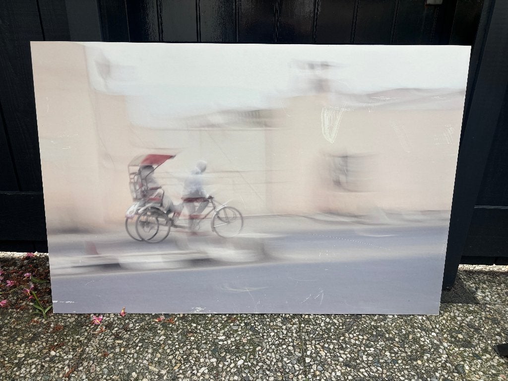 Fotokunstwerk – Jeanine Jordaan – "Riksja" – 80 x 120 cm, Antiek en Kunst, Ophalen of Verzenden, Foto, Gemengde techniek, Met ophangsysteem