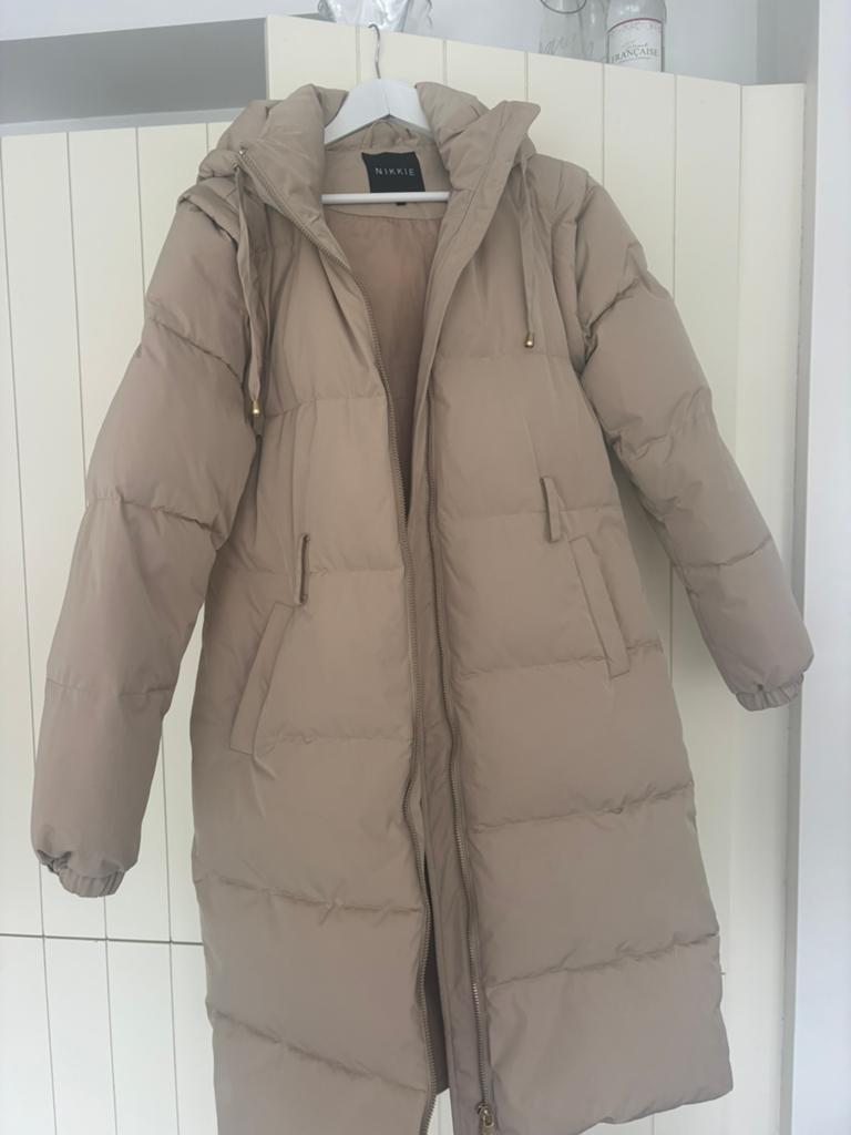 Nikkie winterjas, Kleding | Dames, Jassen | Winter, Ophalen of Verzenden, Nieuw, Maat 36 (S), Beige