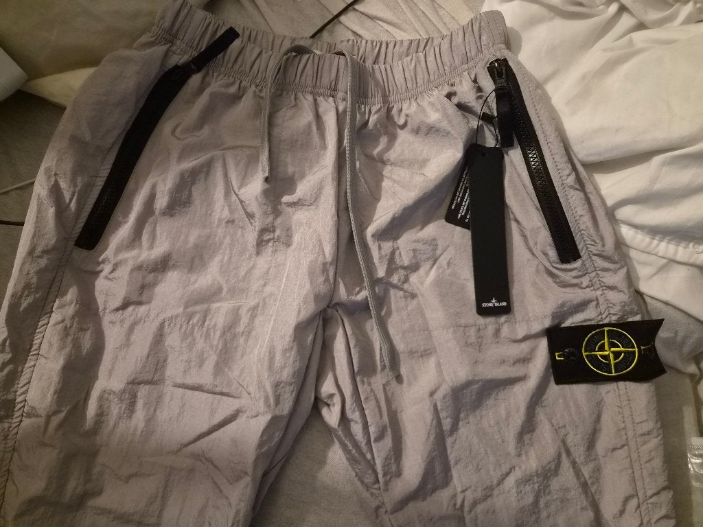 Stone Island Nylon Metal Econyl pants - licht grijs UNISEX, Overige kleuren, Maat 48/50 (M), Nieuw, Ophalen of Verzenden
