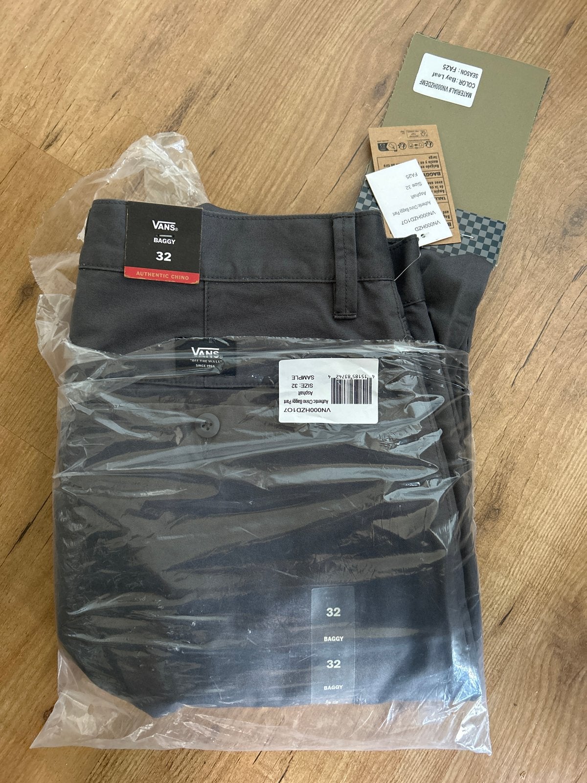 Vans Baggy Authentic Chino Broek - Nieuw met labels, Kleding | Heren, Ophalen of Verzenden, Nieuw, Overige maten, Zwart